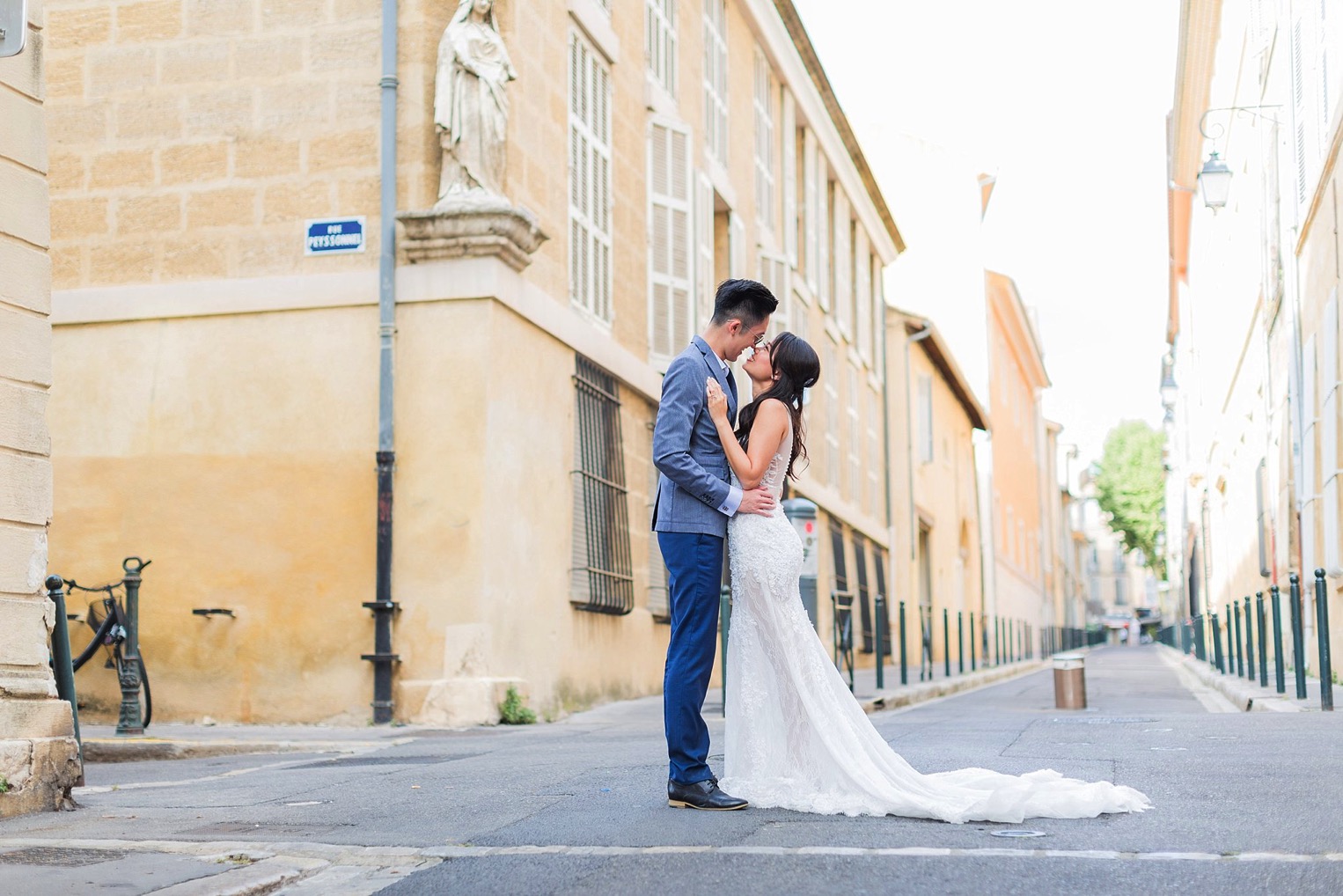 lavender fields prewedding photographer Provence Aix-en-Provence Paris natural light romantic best film pre-wedding South France